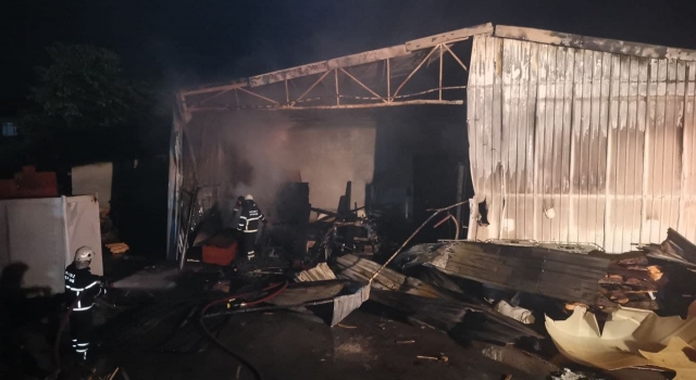 Kocaeli’de işçilerin kaldığı evde başlayıp kereste fabrikasına sıçrayan yangın kontrol altına alındı