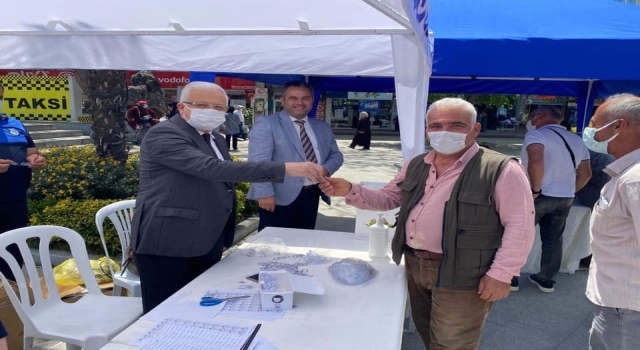 Balıkesir’de 60 yaş üstü vatandaşlara HES kodlu anahtarlık dağıtıldı