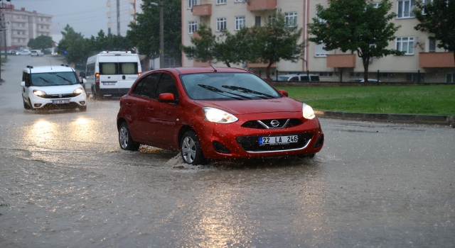 Edirne’de gök gürültülü sağanak etkili oluyor