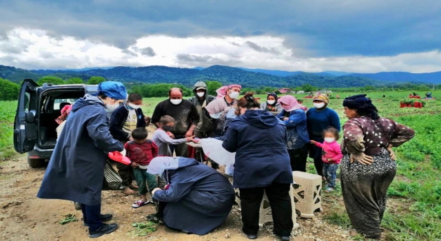 Sakarya’da sağlık çalışanları, mevsimlik işçilerin çocuklarını hediyelerle sevindirdi