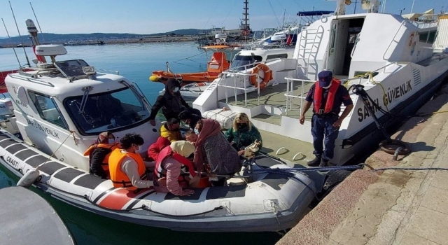 Ayvalık açıklarında Türk kara sularına itilen 12 sığınmacı kurtarıldı