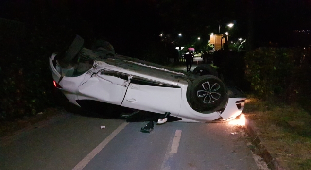 Sakarya’da otomobilin mantar bariyerlere çarparak devrilmesi güvenlik kamerasında