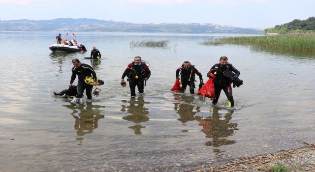 Düzce ve Sakarya’da gönüllüler, Karadeniz sahili ile Sapanca Gölü çevresindeki çöpleri topladı