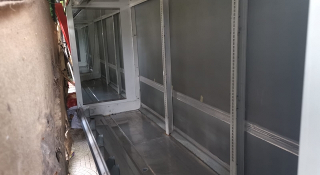 Kocaeli’de market önündeki dondurucunun motorunun çalınması güvenlik kamerasında