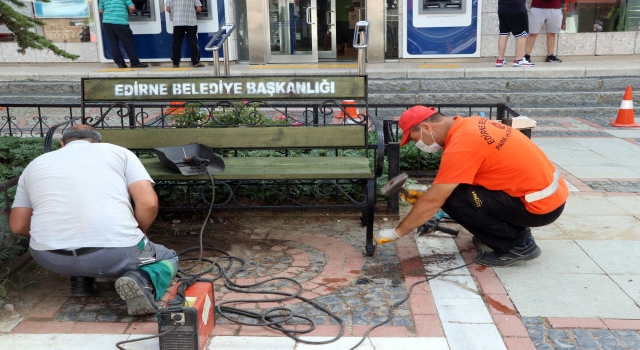 Edirne’de salgın tedbirleri kapsamında kaldırılan banklar risk durumunun azalmasıyla yerine konmaya başladı