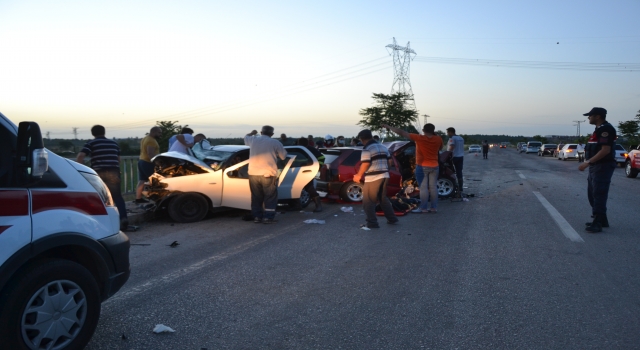 Çanakkale’de iki otomobilin kafa kafaya çarpışmasıyla 3 kişi ölü, 4 kişi yaralandı