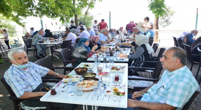 Sakarya’da yaşlılar kısıtlamaların kaldırıldığı ilk gün göl kenarında etkinlikte bir araya geldi