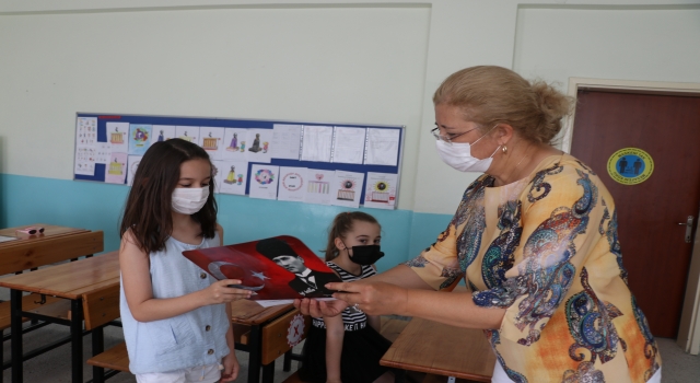 Sevda öğretmen öğrencilerinin karnesini dağıtması sonrası emekliliğe ayrıldı