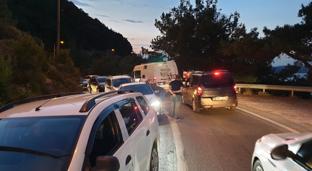 Çanakkale’nin Avrupa yakasındaki feribot iskelelerinde yoğunluk yaşanıyor