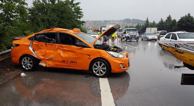 Anadolu Otoyolu’nda kamyonla ticari taksi çarpıştı: 6 yaralı