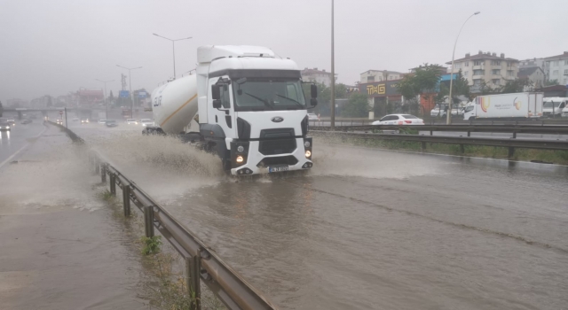 Kocaeli’de sağanak hayatı olumsuz etkiledi