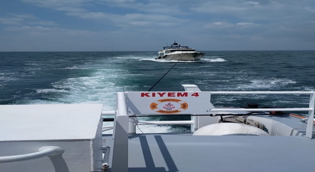 Marmara Denizi’nde makinesi arızalanan tekne güvenli bölgeye götürüldü