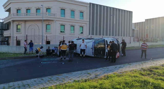 Tekirdağ’da kamyon ile servis minibüsü çarpıştı: 8 yaralı
