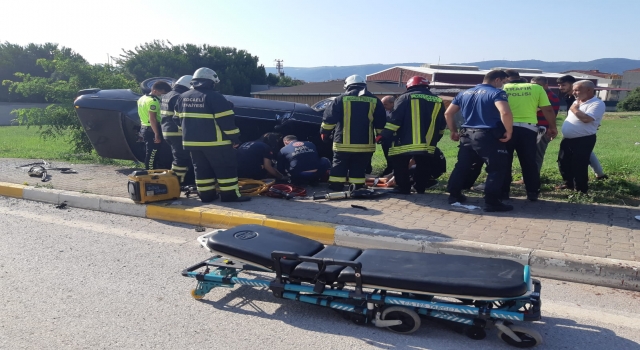 Kocaeli’de otomobil şarampole devrildi: 2 yaralı