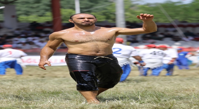 Kırkpınar başpehlivanı Gürbüz, babası ve kendisinin yarım kalan hikayesini tamamlamak istiyor: