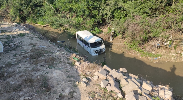 İnegöl’de dereye devrilen servis minibüsünün sürücüsü yaralandı
