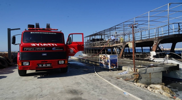 Balıkesir’de iskeleye bağlı gezi teknesi yandı