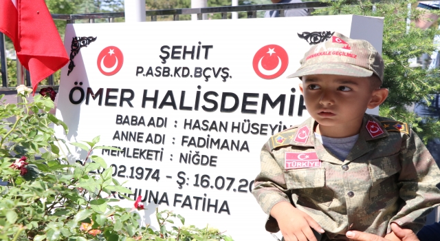”Ömer Halis” adı verilen çocuklar kahraman adaşlarının kabrini ziyaret etti
