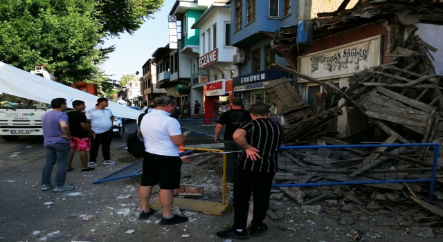 Mudanya’da kullanılmayan ahşap bina çöktü