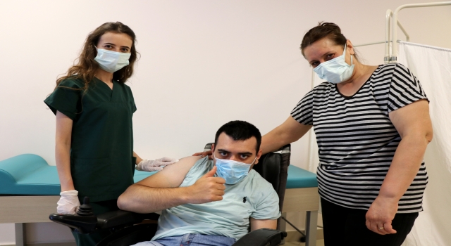 Edirne’de ailesiyle aşı olan engelli genç sevinç yaşadı