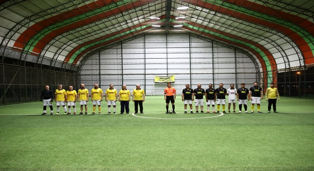 TBMM Başkanı Şentop, gazetecilerle halı saha maçı yaptı