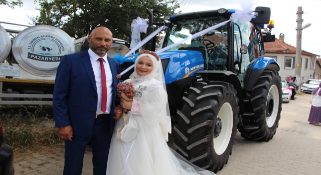 Bilecik’te evlenen ”çiftçi başkan”, traktörü gelin arabası yaptı