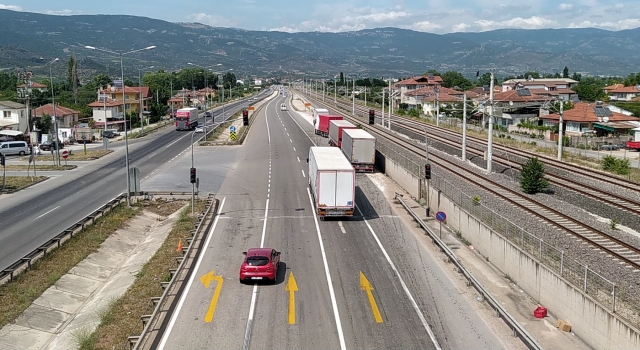 Pamukova’da trafik ekiplerinden bayram tatili dönüşünde drone ile denetim