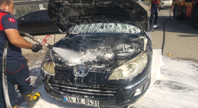 Çanakkale’nin Gelibolu ilçesinde seyir halindeyken yanan otomobil söndürüldü