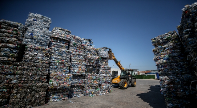 Plastik atıklar geri dönüşümle sektörlere ham madde oluyor