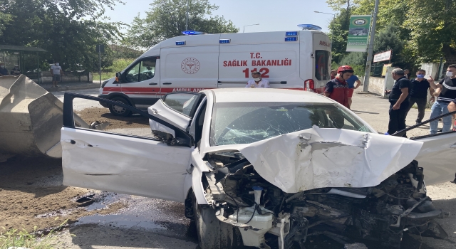 Sakarya’da direksiyon başında fenalaşarak kaza yapan sürücü ağır yaralandı