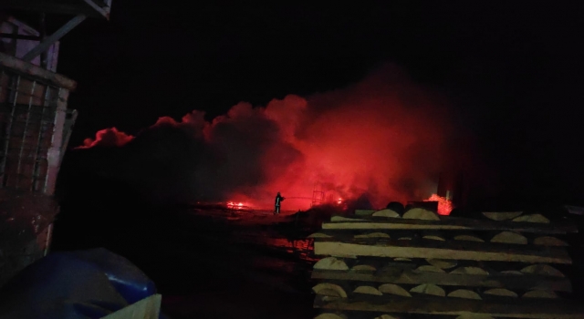 Bursa’da bir palet fabrikasında çıkan yangına müdahale ediliyor