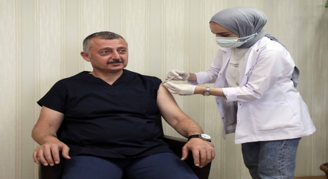 Üçüncü doz Kovid19 aşısını olan Başkan Büyükakın vatandaşları aşı olmaya davet etti