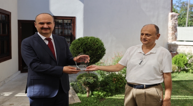 Edirne Gazeteciler Derneği, Kovid19 sürecindeki hizmetlerinden dolayı yöneticilere plaket verdi