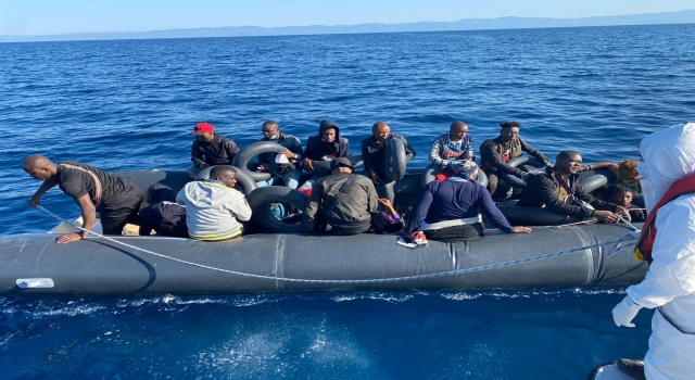 Ayvalık açıklarında Türk kara sularına itilen 20 düzensiz göçmen kurtarıldı