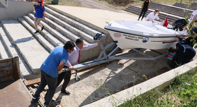 MEB’in ArGe merkezinde meslek liseli öğrencilerin yaptığı tekne suya indirildi