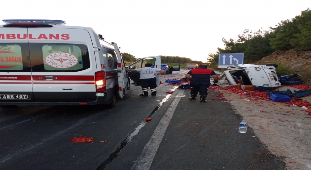 Gelibolu ilçesinde kamyonla kamyonet çarpıştı: 3 yaralı