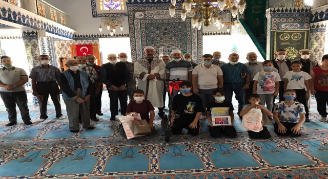 Tekirdağ’da camiye gelen çocuklar ödüllendirildi