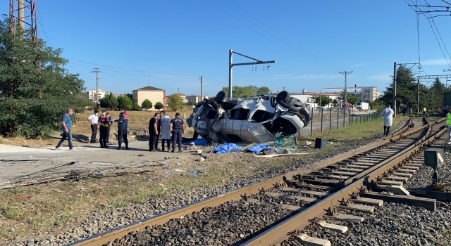 Tekirdağ’da yük treni işçileri taşıyan minibüse çarptı: 4 ölü, 7 yaralı