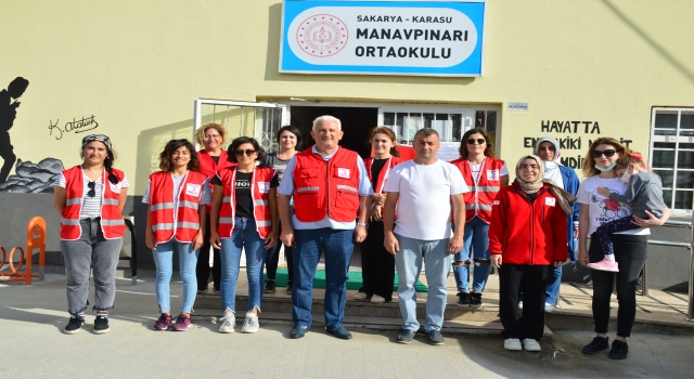 Sakarya’da Türk Kızılay gönüllüleri okulun duvarlarını boyadı