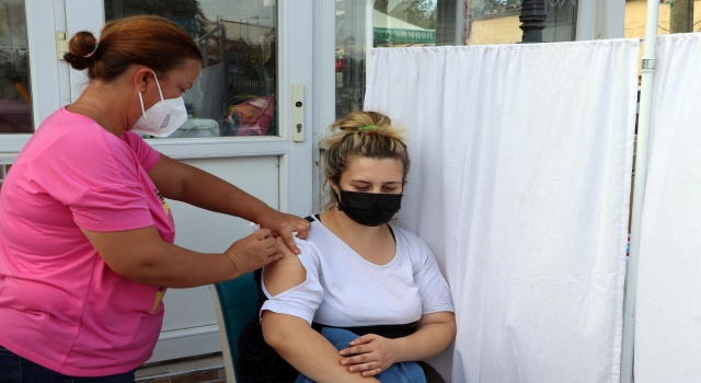 Edirne’de pazara gelen vatandaşlar önce alışveriş yaptı sonra Kovid19 aşısı oldu