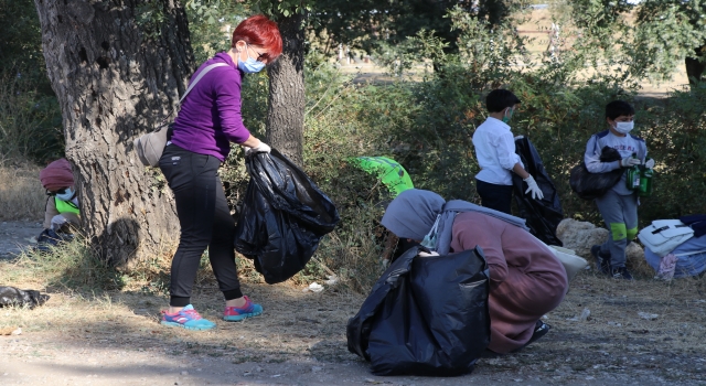 Edirne’de din görevlileri, öğrenci ve gönüllüler Tunca Nehri’nin çevresini temizledi