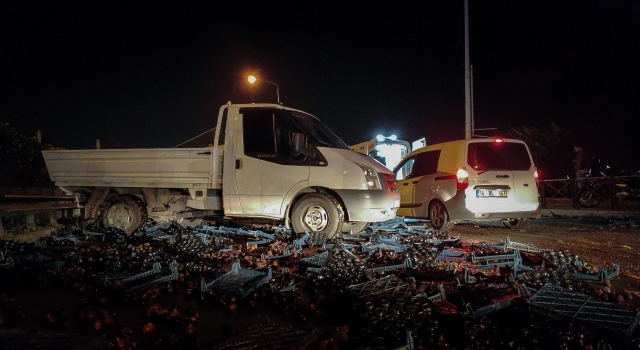 Bursa’da incir yüklü kamyonet ile otomobilin çarpışması sonucu iki kişi yaralandı