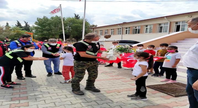 Balıkesir’de motosiklet kulübü üyelerinden okullara kitap bağışı kampanyası
