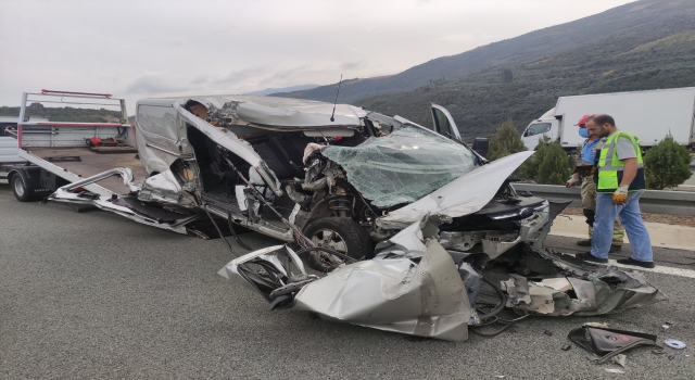 Otoyolda kamyona çarpan minibüsün sürücüsü yaralandı