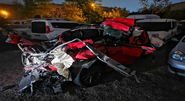 Kocaeli’de otomobil tıra çarptı: 1 ölü