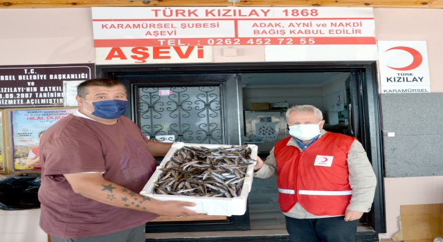 Kocaeli’de boy yasağına uymadığı için el konulan 3 ton balık ihtiyaç sahiplerine dağıtıldı