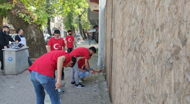 İnegöl’de gençler, görüntü kirliliğine neden olan alanları boyuyor