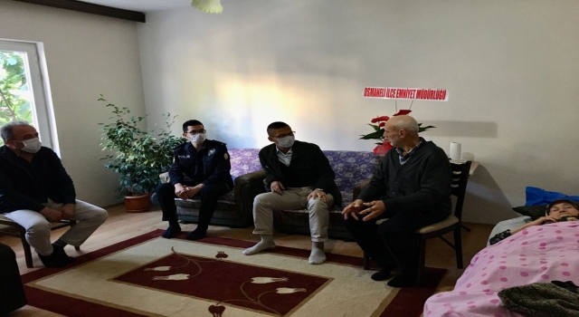 Osmaneli’nde emniyet güçleri ”Dünya Yaşlılar Günü”nde Fadime nineyi ziyaret etti