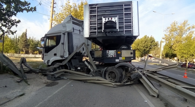 Sakarya’da kaza yapan tırın sürücüsü yaralandı