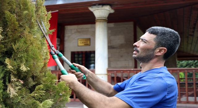 ”Hayatının merkezindeki” camide imamlık yapmanın mutluluğunu yaşıyor